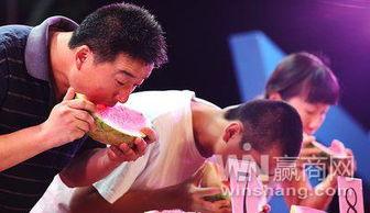 吃瓜大赛男生喂女生,吃瓜大赛中男生喂女生的温馨瞬间