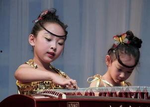 弹古筝的女子头条号,女子指尖舞动古典之美