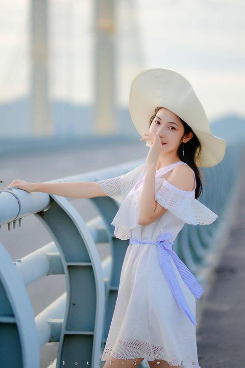 网红小姐姐泳池拍摄,网红小姐姐的清凉魅力演绎