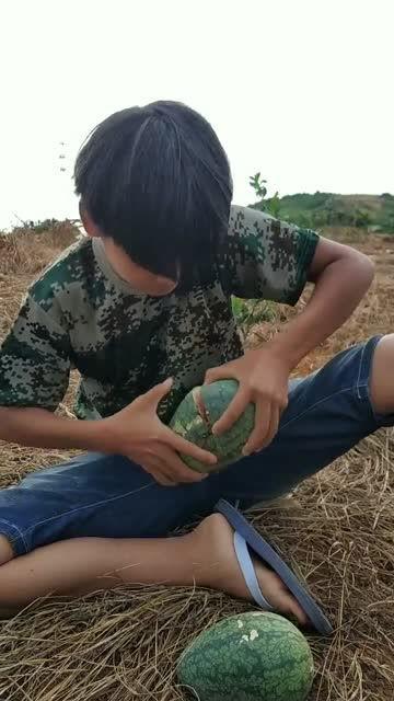 田间吃瓜拍照姿势图,解锁夏日田园拍照新姿势