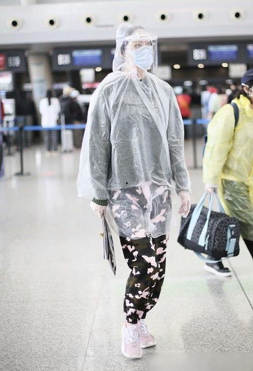 明星穿雨衣,雨中漫步，时尚雨衣演绎别样魅力